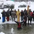 Емил Балтов извади Богоявленския кръст в Банско