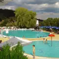 Цяло лято плуване за децата в Банско