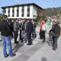 Жителите на Елешница излязоха на протест пред сградата на община Белица