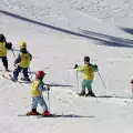 Деца от детските градини в Банско се учиха да карат ски