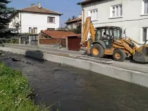 Мъртво пиян тракторист кръстосва Разлог