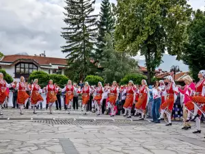 Хиляди пяха и танцуваха на първия фолклорен фестивал в село Баня