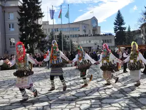 Наградиха победителите от кукерския фестивал в Разлог