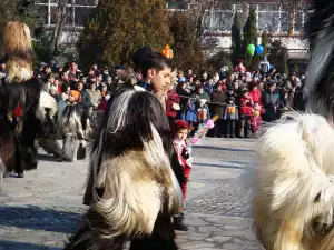 Кукери - Снимка Кукери на площада в Разлог