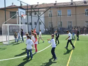 Забавления за малки и големи на новата спортна площадка в с. Елешница