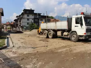 Ремонтират улици в Банско и подменят алергенни дървета