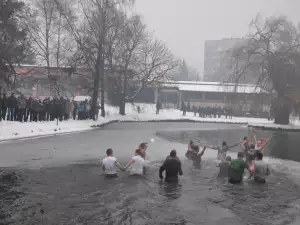 Момче на 19 г. извади Богоявленския кръст в Разлог