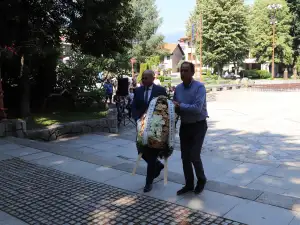 Банскалии поднесоха венци пред паметника на Никола Вапцаров