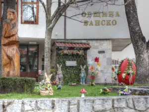 Банско грейна със специална украса за Великден!