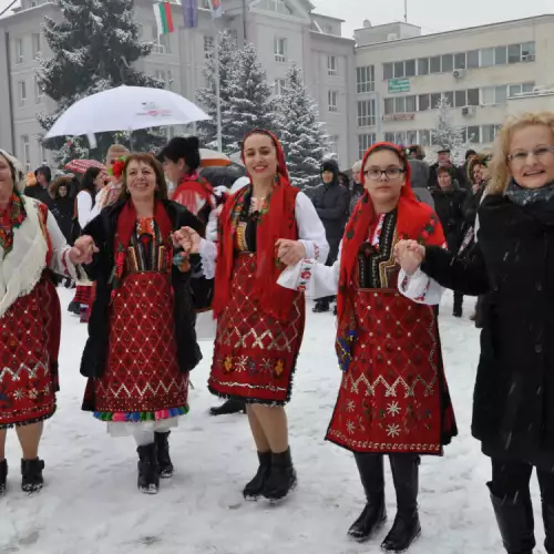 Разлог отбеляза Бабинден със зрелищно хоро