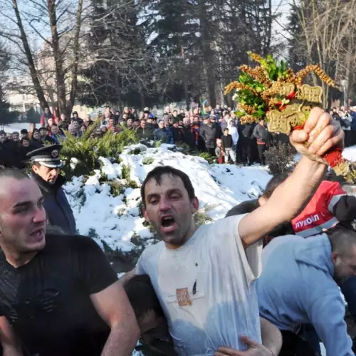 Боян Василев извади за 4 път Богоявленския кръст в Разлог