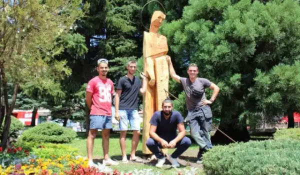 Арт скулптури пленяват въображението в Банско