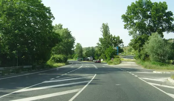 Моторист ранен при катастрофа на пътя Разлог - Бачево