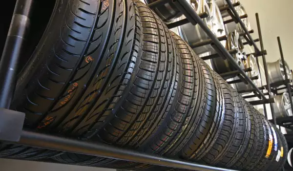 Нови 8 коли с нарязани гуми в Банско