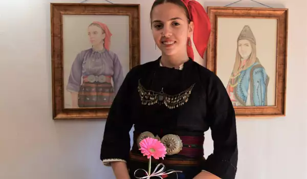 Изложба на красиви българки от Разложкия край в музея в Разлог