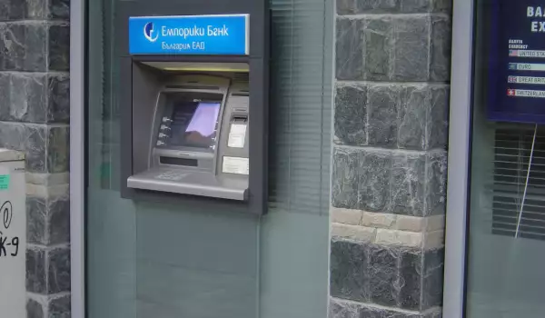 Пипнаха младежи, опитали се да хакнат банкомат в Банско