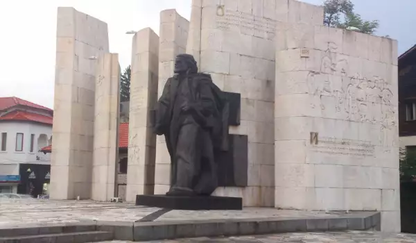 Паметника на Паисий в Банско