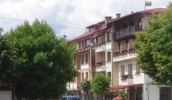 Къща в Банско се продава заедно с бащата на собственика