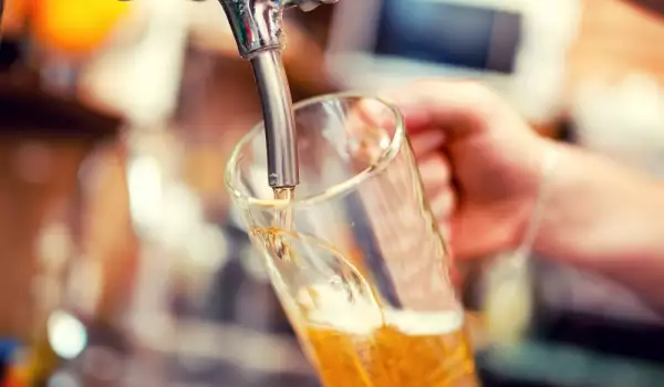 Кранове за жива бира изненадват студентите в Банско