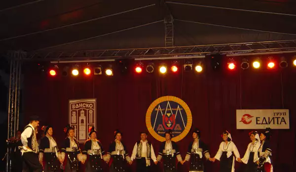 Фолклорен ансамбъл Китка, община Виница гостува на Банско