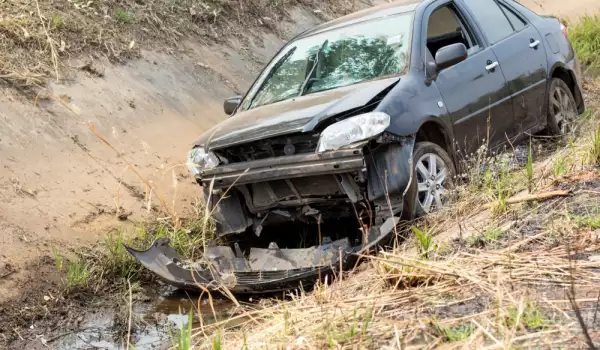 Откриха паднала кола в река Глазене, шофьорът се издирва