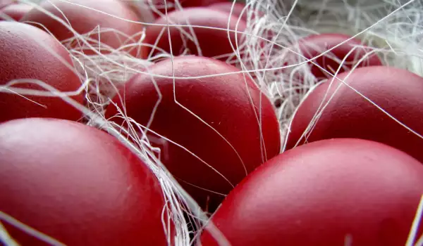 Състезание с червени яйца за Великден в Банско
