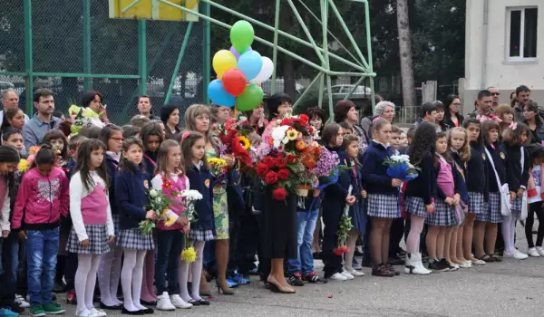 Над 200 първолаци посрещнаха първия учебен ден в Разложко
