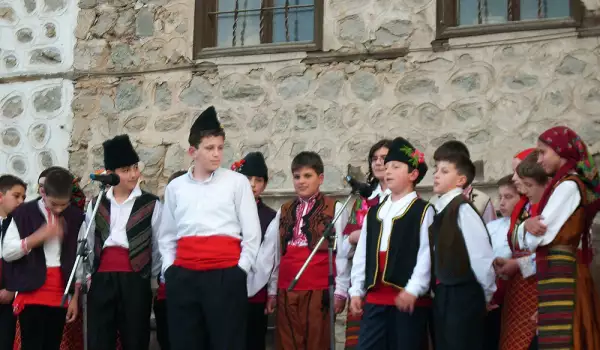 Ученици от Банско бяха на фестивал в Босилеград