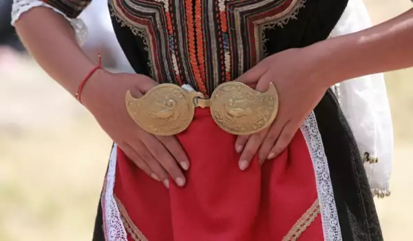 Разложка девойка спечели фестивал за носии в Жеравна