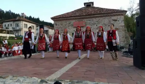 За втора година село Баня става сцена на фолклорната музика и танци