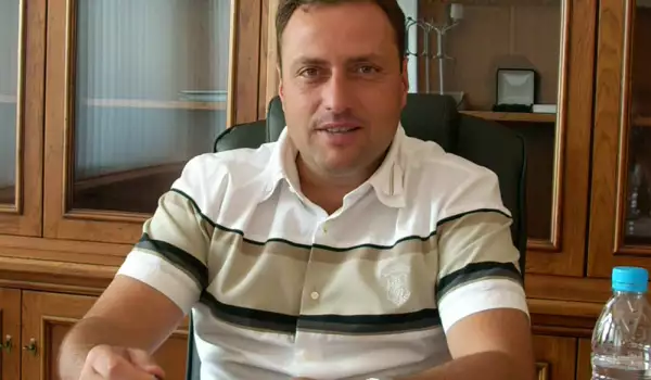 Георги Икономов посрещна шампионките по багминтон