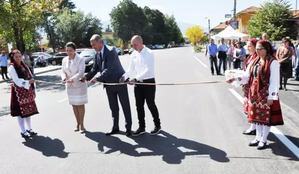 Прерязаха лентата на близо 8 км ремонтирани пътища в Разложко