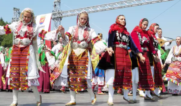 Фолклорна група от Разложко с отличие от национален фестивал
