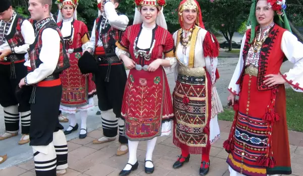 Уникални български носии бяха показани в Добринище