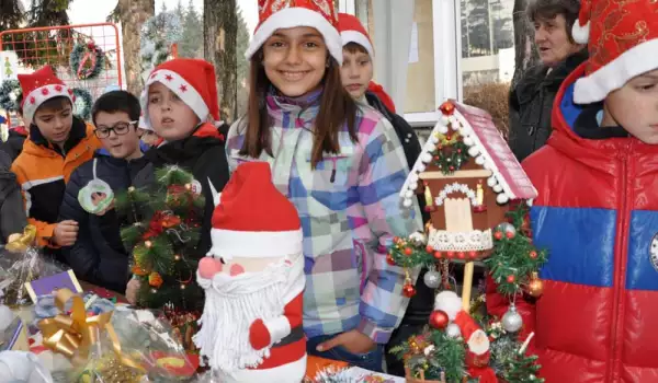 Празничен концерт Коледни вълшебства изнесоха ученици в Разлог