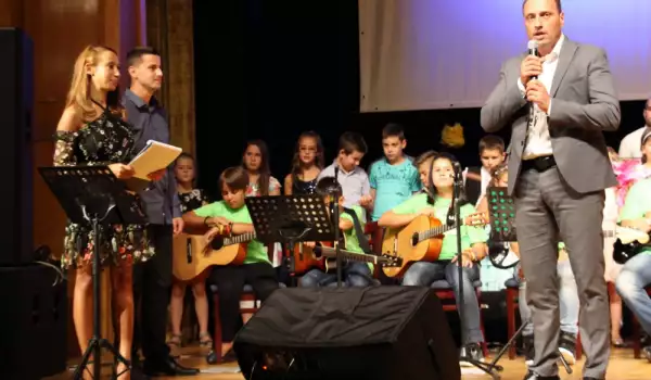 Школа по народно пеене в Банско