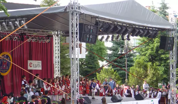 Над 250 самодейци изпраща Сандански на Пирин пее