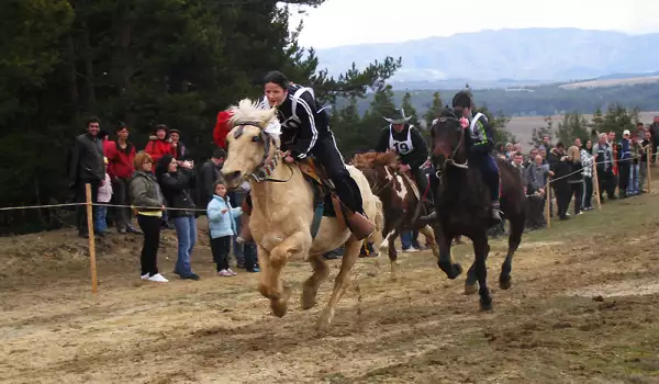Традиционно пролетно конно състезание край Разлог