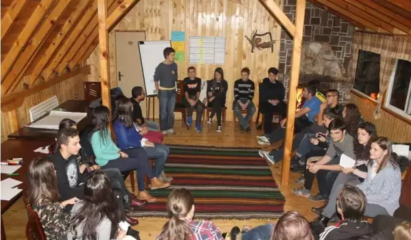 Млади доброволци се събраха на обучение край Разлог