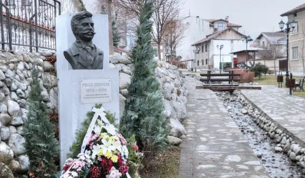 Паметник на Гоце Делчев в Банско