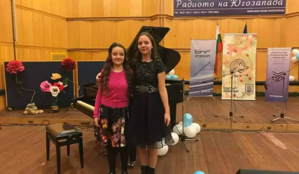 Победният марш на пианистите от Банско продължава
