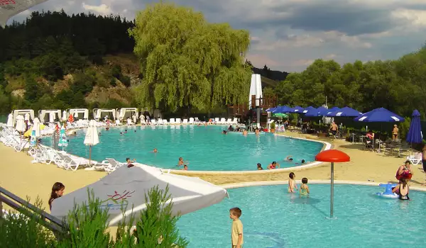 Цяло лято плуване за децата в Банско