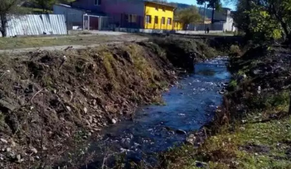 Почистиха коритото на река Конешница в Баня