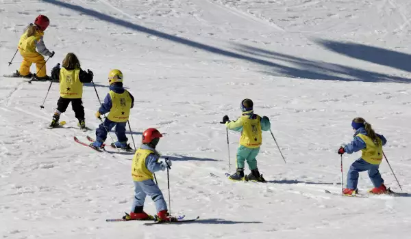 Безплатно обучават деца да карат ски
