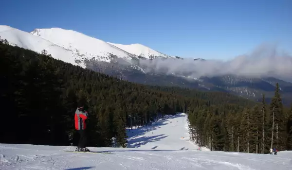Локализираха къде е затрупан сноубордистът от падналата лавина вчера