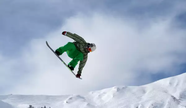 Състезание по ски и сноуборд в необработен терен