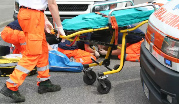 Един загинал и трима ранени в катастрофа по пътя за Банско