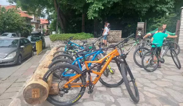 Нови дървени стойки за колела стимулират велосипедизма в Банско