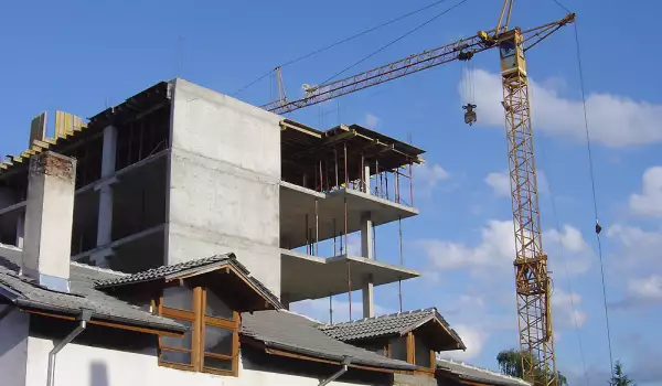 Съдят бетонов център за пропукала се фундаментна плоча в Банско