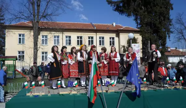 Бачево отбеляза Тодоровден с шумна забава и традиционните кушии